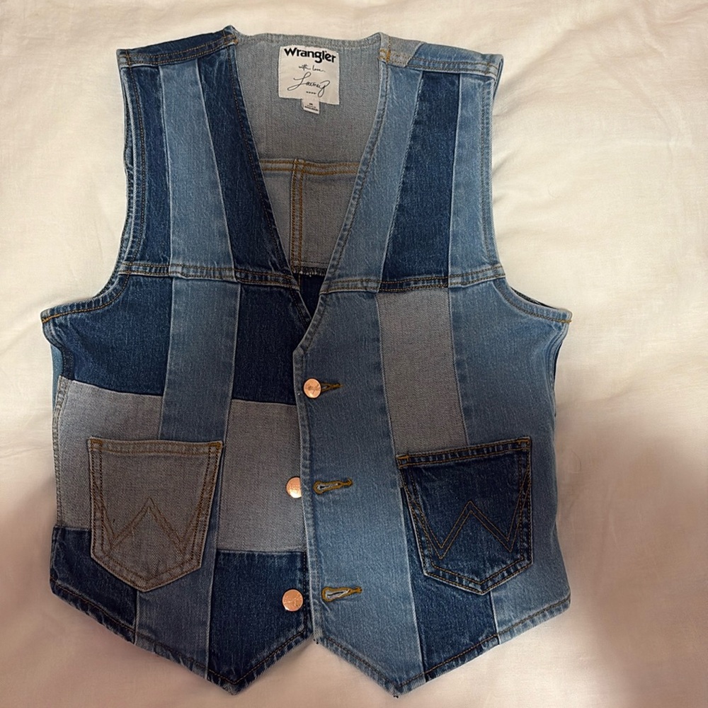 Lainey Wilson wrangler vest